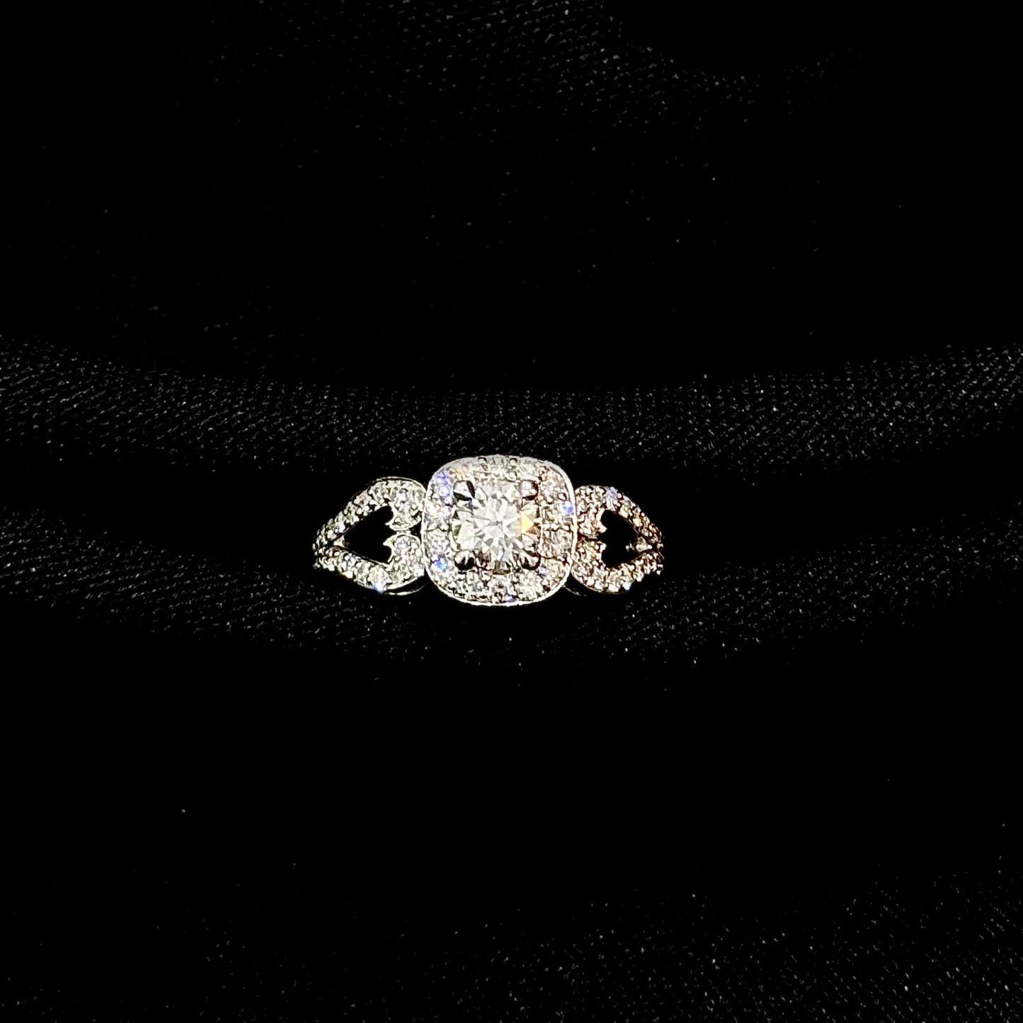 Brillant Round Cut Natural Diamond with Halo & Fancy Shoulders Engagement Ring