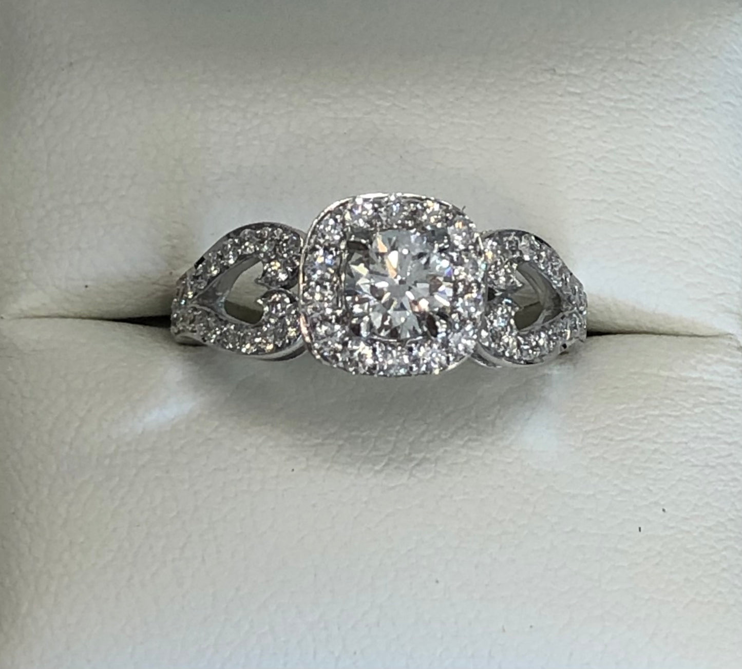 Brillant Round Cut Natural Diamond with Halo & Fancy Shoulders Engagement Ring
